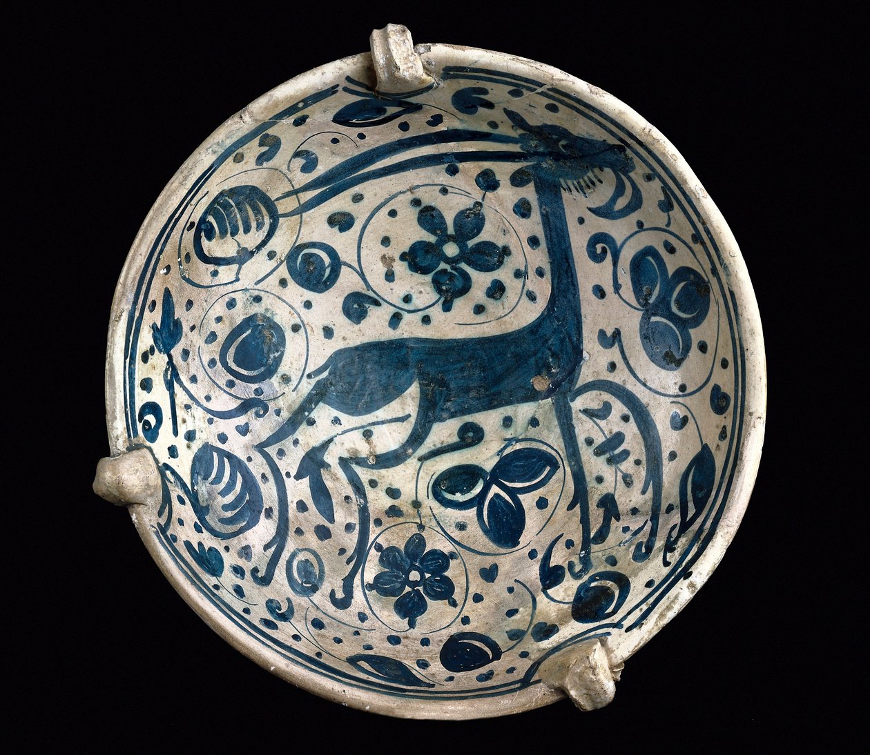 Art mudejar: keramisk kopp azul, dekorerad med en hjort från Paterna, Manises (hispano-morisk stil). Barcelona från 1300- eller 1400-talet. Barcelona Keramikmuseum, Spanien av Mudejar School