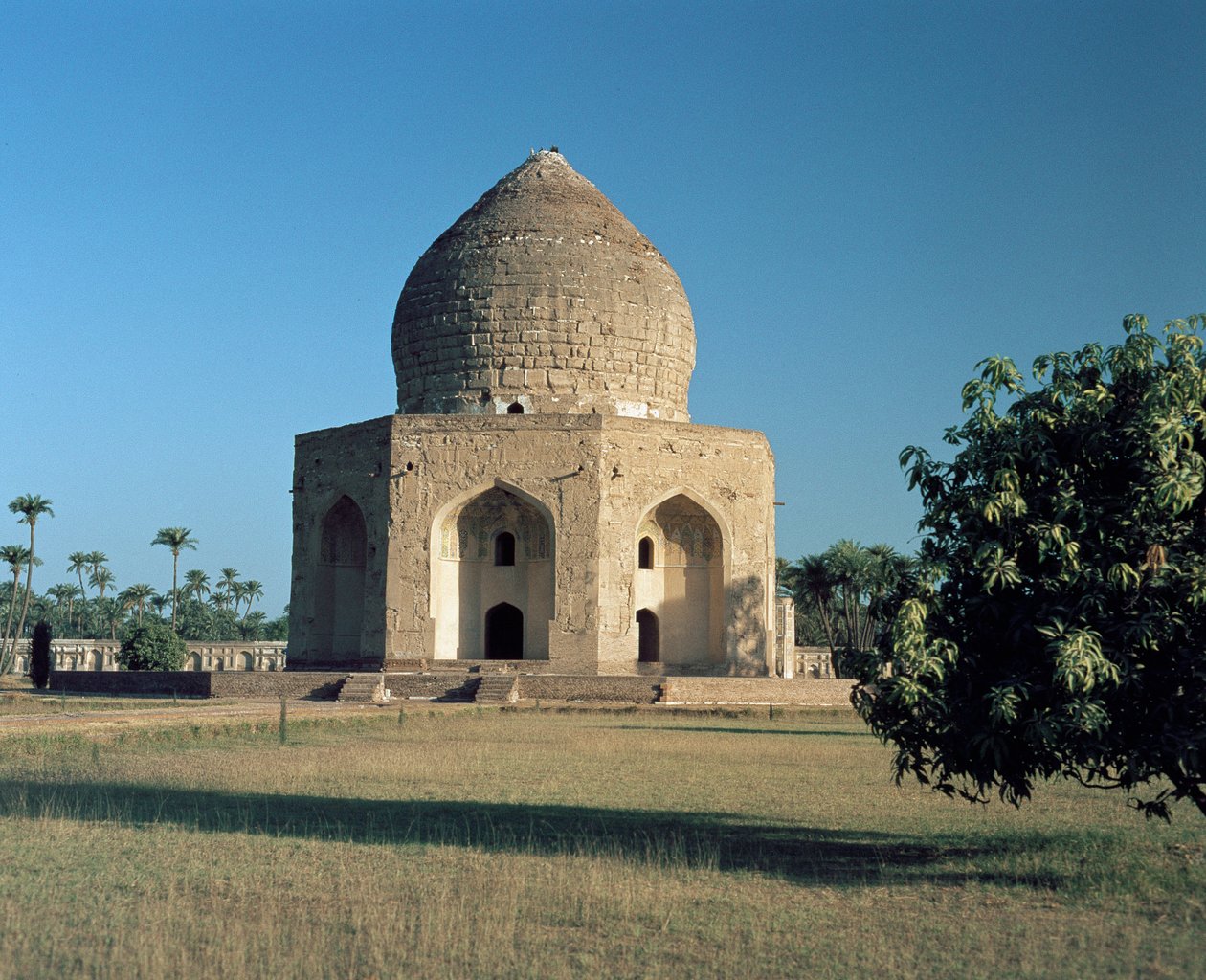Utsikt över Asif Khans mausoleum som ligger i Shahdara Bagh av Mughal School