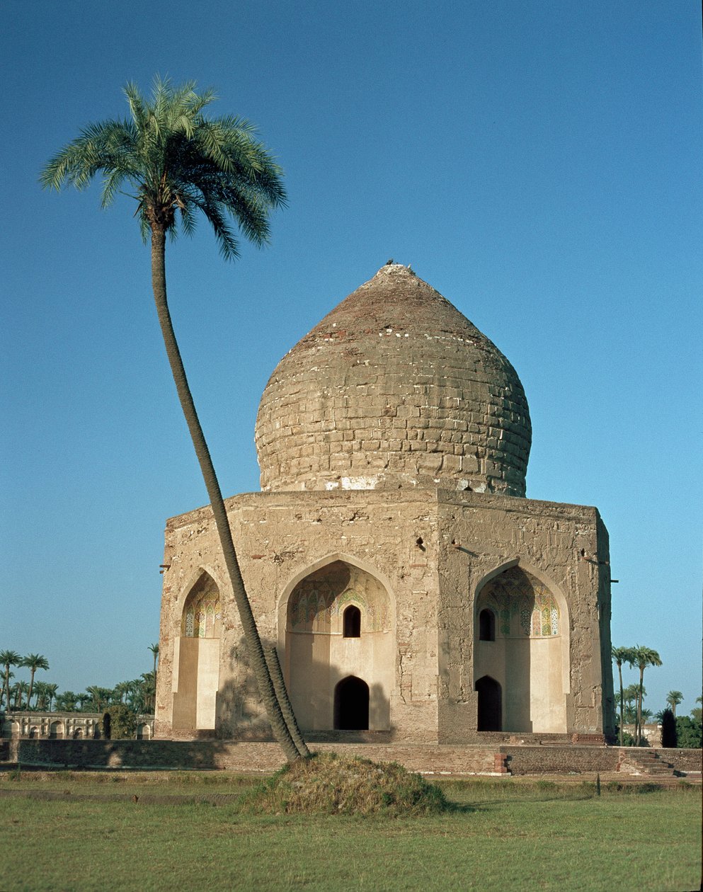Utsikt över Asif Khans mausoleum som ligger i Shahdara Bagh av Mughal School