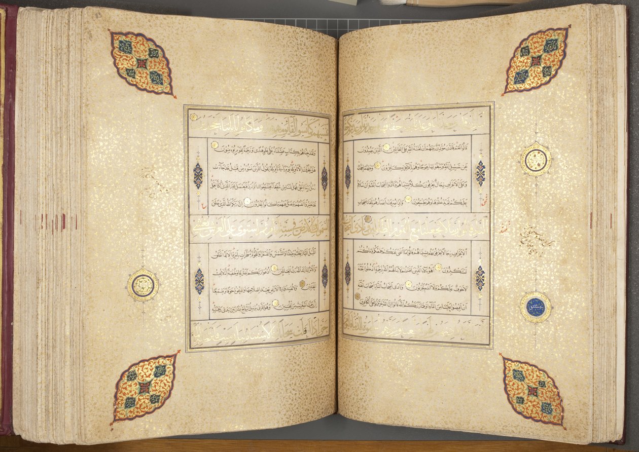 Fol 82 verso 83 recto, Timurid Quran, 1441 (bläck & guld på papper) av Muhammad Mumin Abdallah Al Murwand