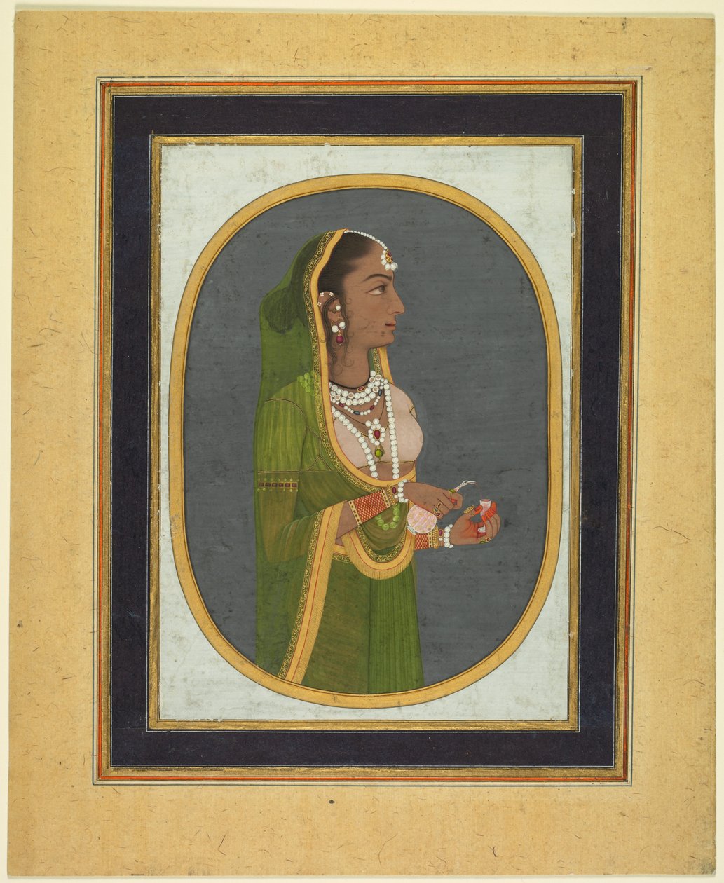 Hovdam som häller upp vin, ca 1760; kantlinjer ca 1830-talet (täckande akvarell, bläck och guld på papper) av Muhammad Riza i Hindi
