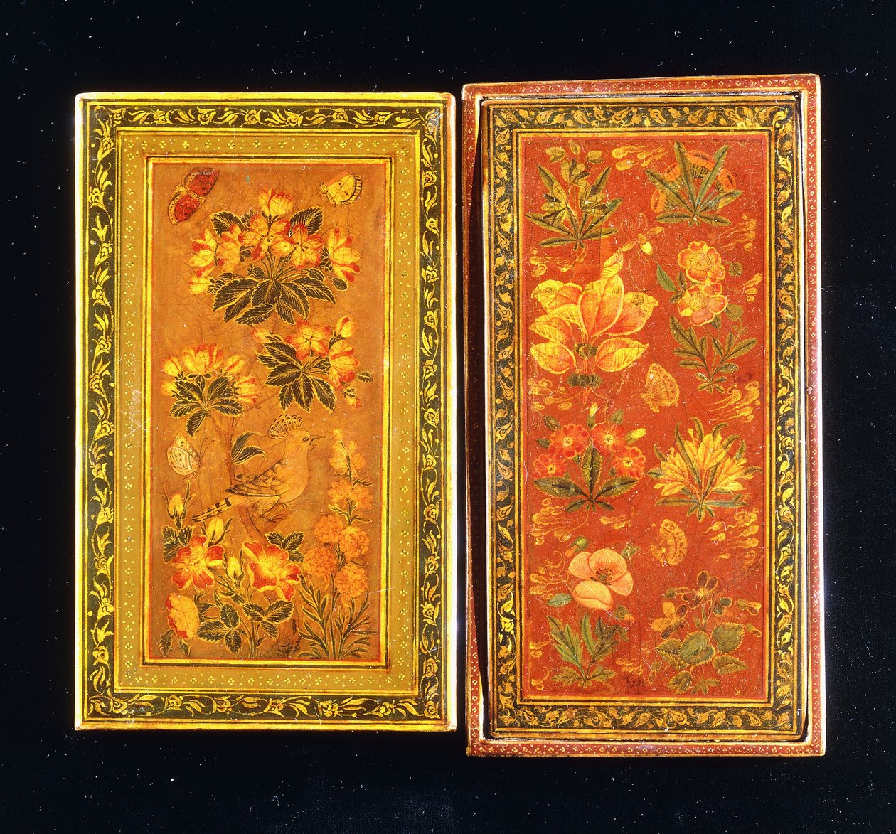 Ett par spegelfodral från Safaviddynastin, målade med blommönster, varav en med en uppflugen båge, ca 1671-2 av Muhammad Zaman