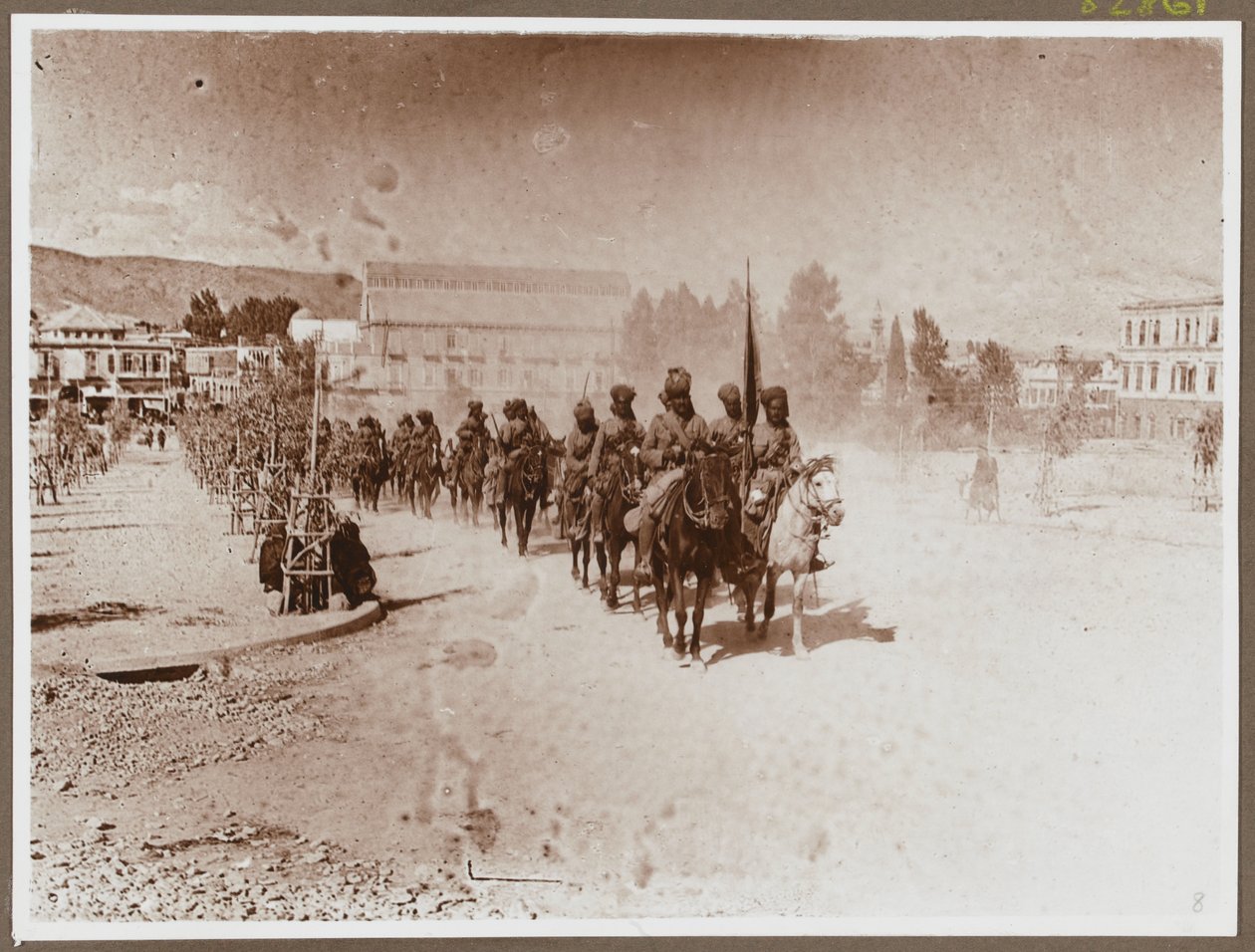 9:e Hodsons hästmarsch genom Damaskus, 2 oktober 1918 (s/v-foto) av Mullick Photo House