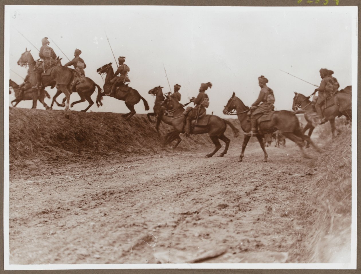 Lancers of Hodsons häst förhandlar om ett dike av Mullick Photo House