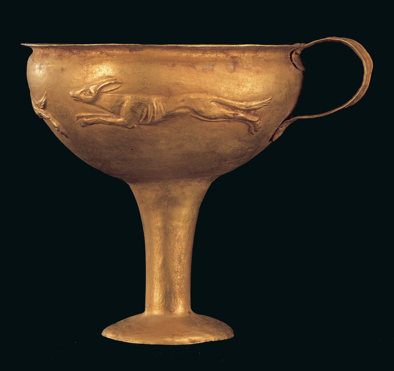 Enskaftad kylix med repouse-dekor som skildrar en hundjakt, Sen Helladic IIB-IIIA 1 Period (guld) av Mycenaean