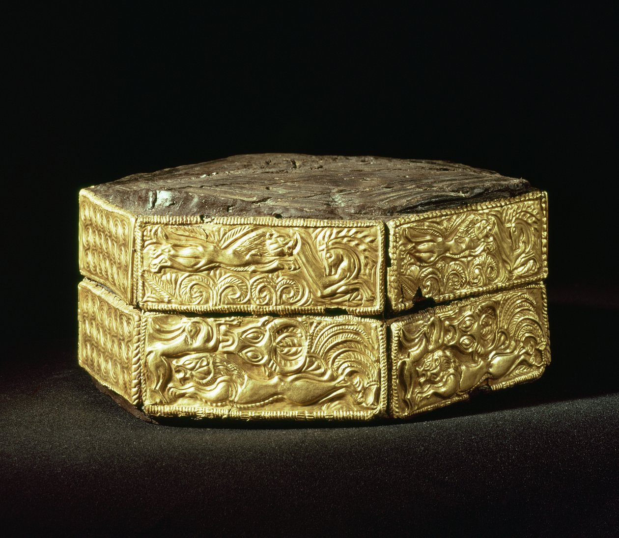Sexkantig pyxis dekorerad med djur, från grav V, gravcirkel A, Mykene (trä och guld) av Mycenaean