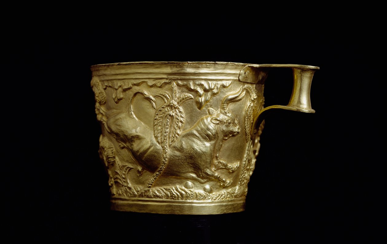 Mykensk konst: guldbägare dekorerad av en tjurrelief från Vapheio, mykensk fästning söder om platsen för Sparta. 1500 f.Kr. Aten, Arkeologiska museet av Mycenaean