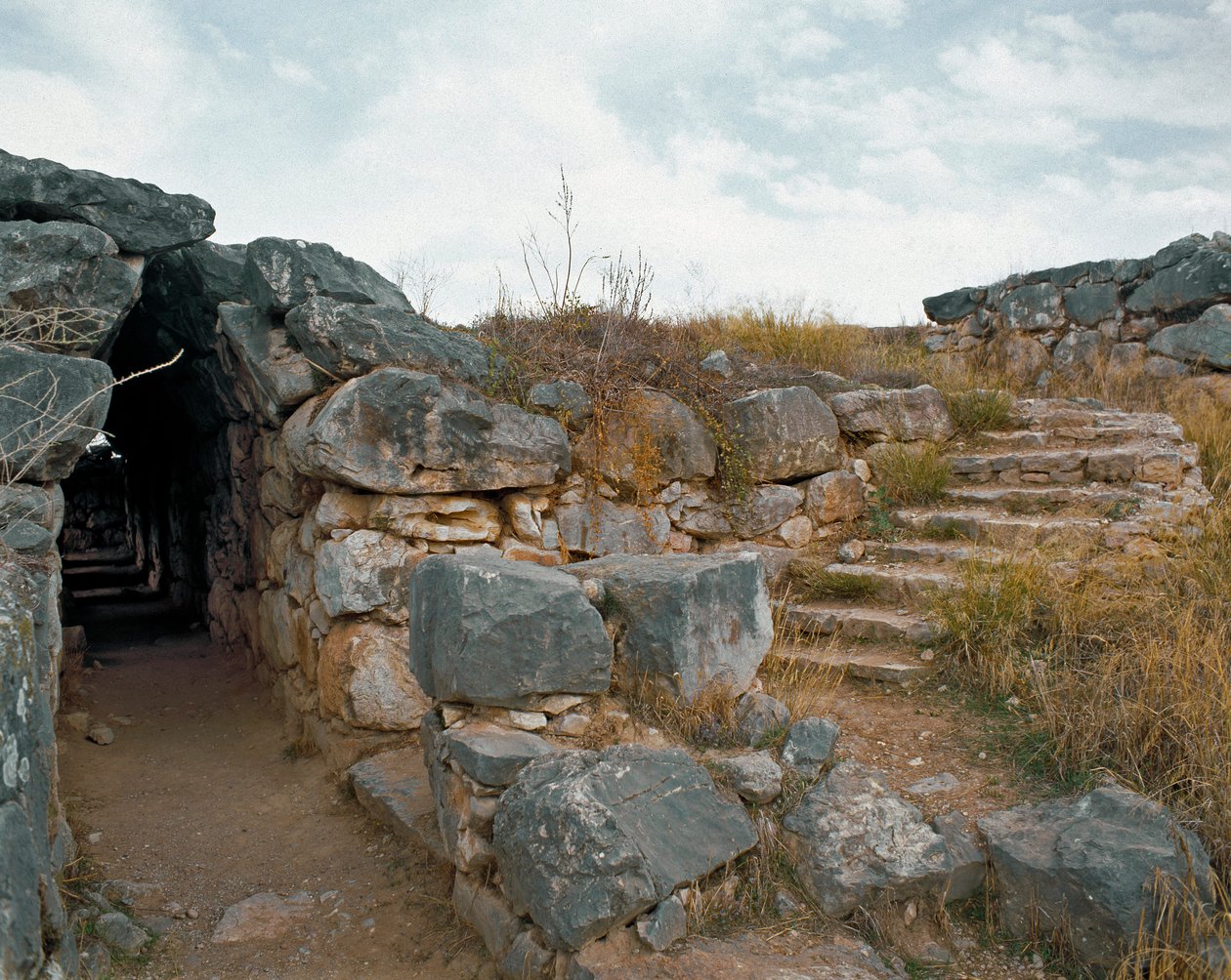 Mykensk konst: täckt passage av det mykenska citadellet, Tiryns Staden, omkring 1200 f.Kr. Grekland av Mycenaean