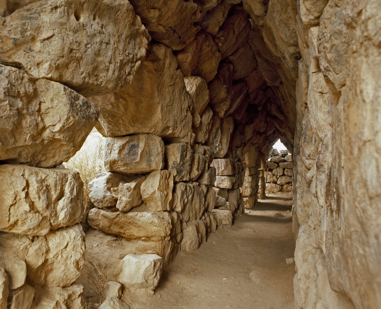 Mykensk konst: täckt passage av det mykenska citadellet, Tiryns Staden, omkring 1200 f.Kr. Grekland av Mycenaean