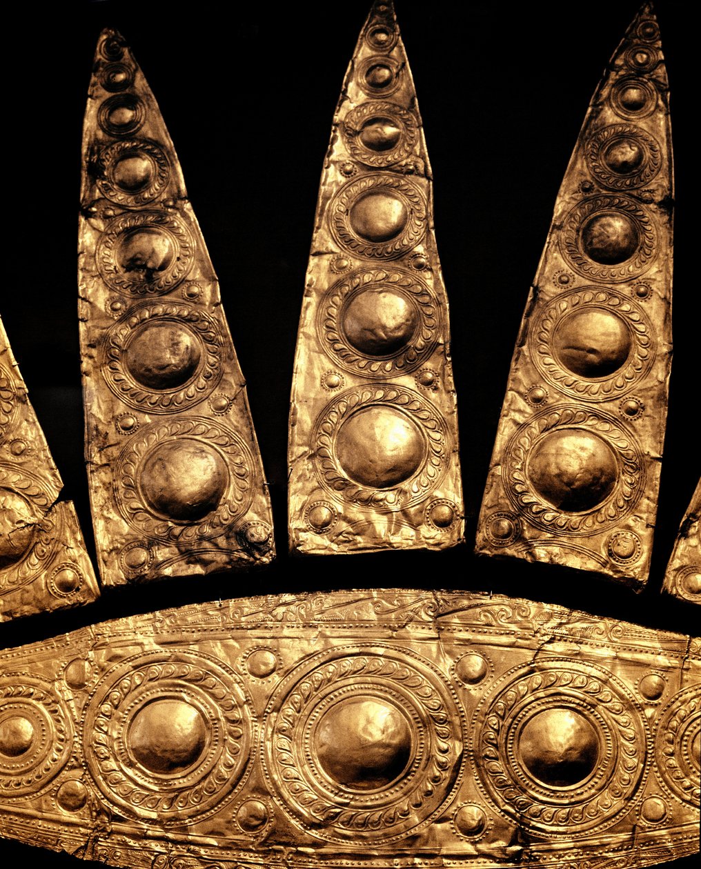 Mykensk konst: detalj av en gravdiadem av guld från grav III, Mykene. 1500-talet f.Kr. Dämpa. 14 cm Aten, Arkeologiska museet av Mycenaean