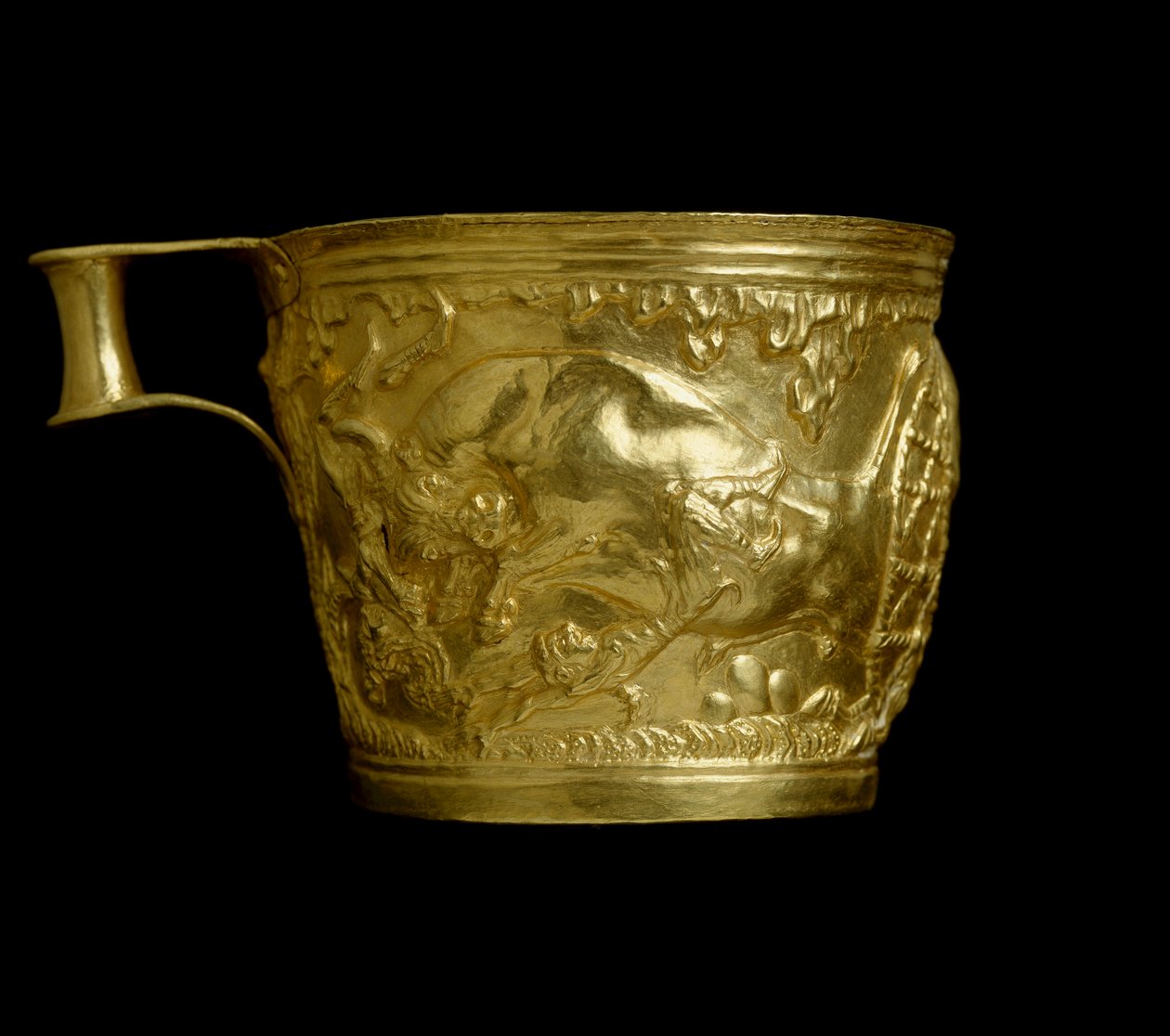 Mycensk konst: guldbägare avvisar med representation av en scen för fångst av tjurar från platsen för Vapheio (eller Vaphio eller Vafio). 1500 f.Kr. Dämpa. 8,4 cm National Archaeological Museum of Athens Grekland. av Mycenaean
