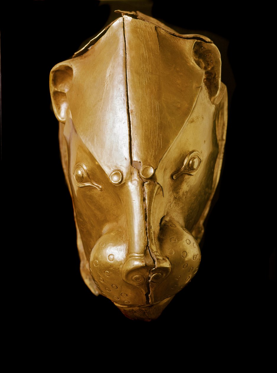 Mycensk konst: rhython eller rhyton eller gyllene rython (apparatglas) i form av ett lejonhuvud från grav IV, Mykenes. 1500-talet f.Kr. Dämpa. 14 cm Athens, nationellt arkeologiskt museum - mykensk konst: guld lejonhuvud rhyton (ceremoniglas) från Gra av Mycenaean