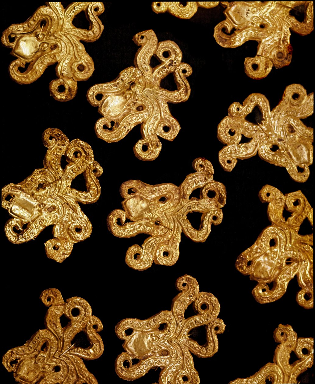 Mykensk konst: små bläckfiskbroscher i guld från grav III, Mykene. 1500-talet f.Kr. Aten, Arkeologiska museet av Mycenaean