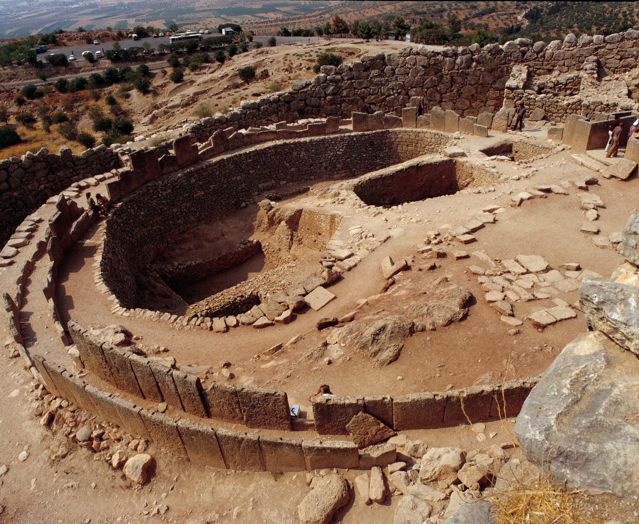 Mykensk civilisation: cirkel av gravar på den antika platsen Mykene. 1300 f.Kr. av Mycenaean