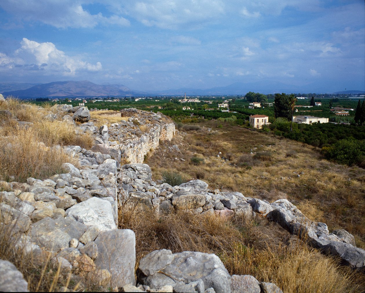 Ruinerna av fästningen av citadellet: platsen för den antika staden Tirynthe, omkring 1200 f.Kr. Grekland av Mycenaean