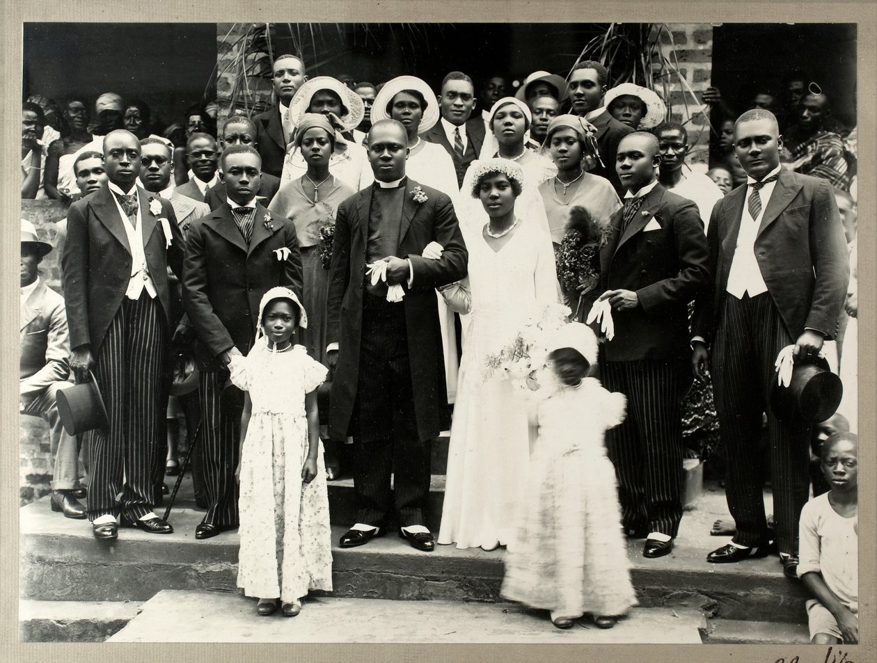Bröllopsfest av Revd Prempeh, son till framlidne kung Prempeh och Miss Mary Asafu-Adjaye, ca 1931 (silvertryck av gelatin) av N. T. Clerk