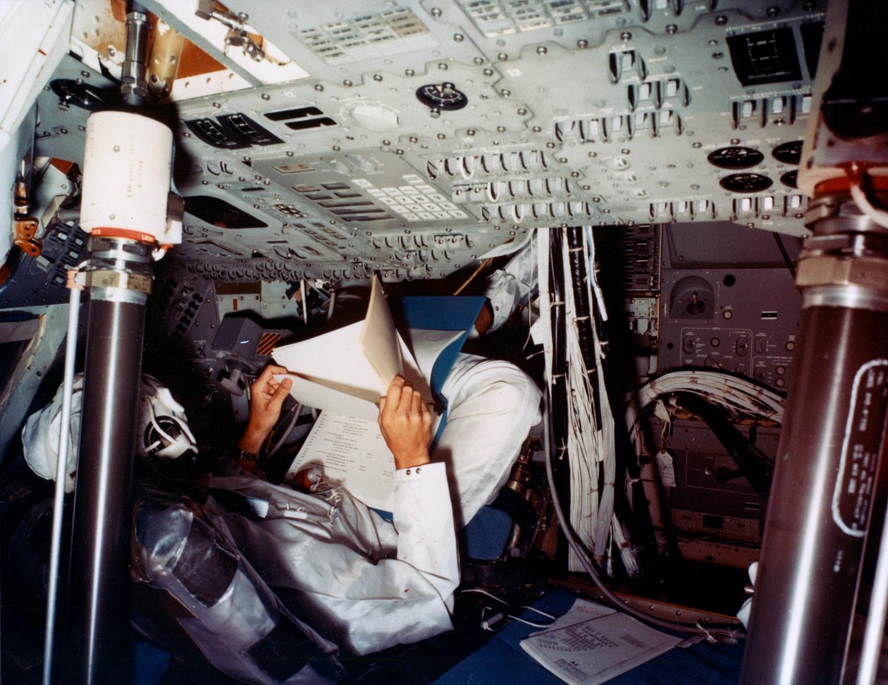 En astronaut inuti en NASA Command Module, 1970-talet. av NASA Images