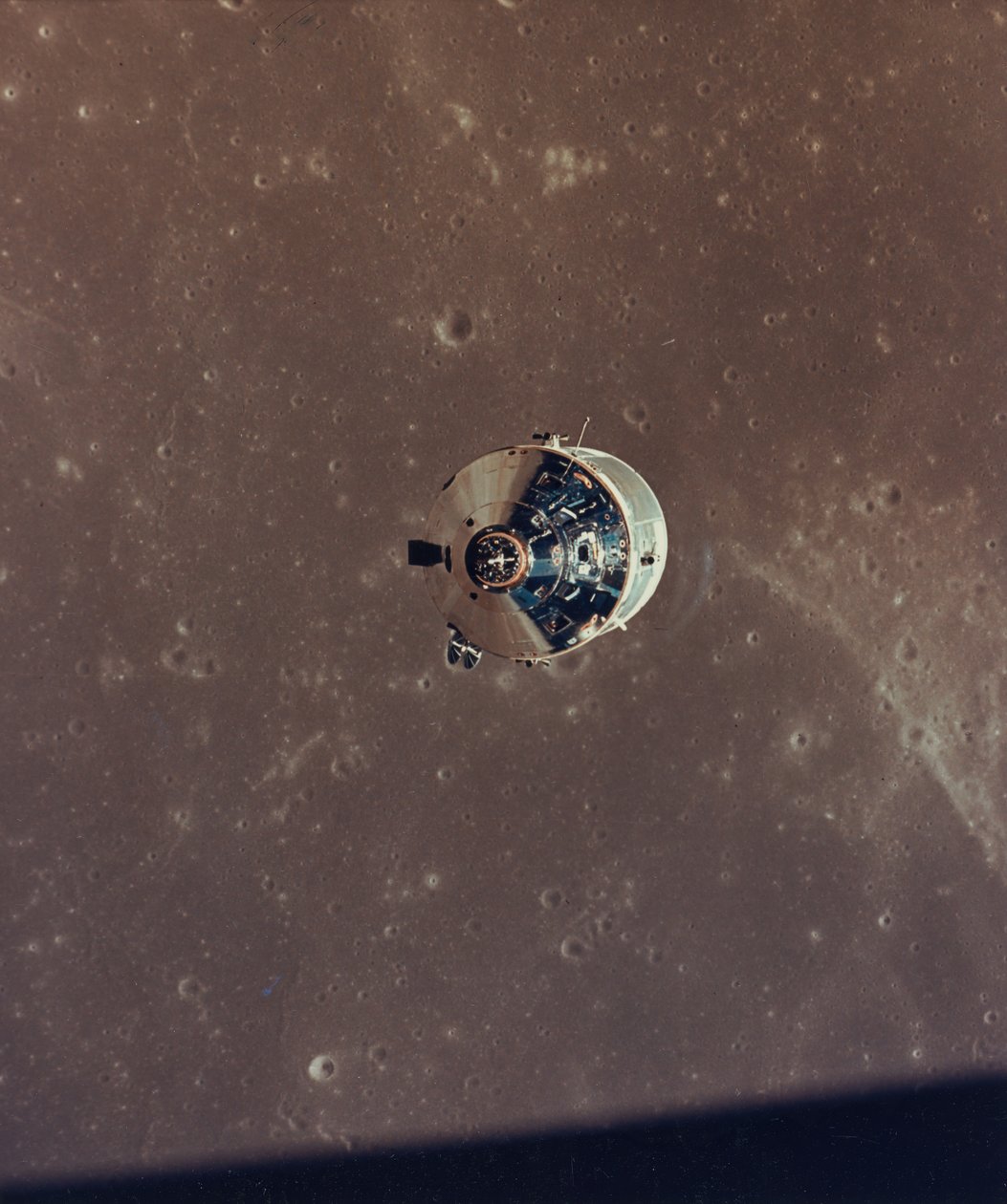 Apollo 11 kommando- och servicemoduler fotograferade från Lunar Module in Orbit, 1969. av NASA Images