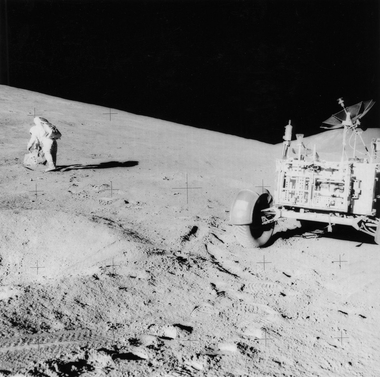 Astronaut David Scott född 1932 på sluttningen av Hadley Delta under Apollo 15, 1971. av NASA Images