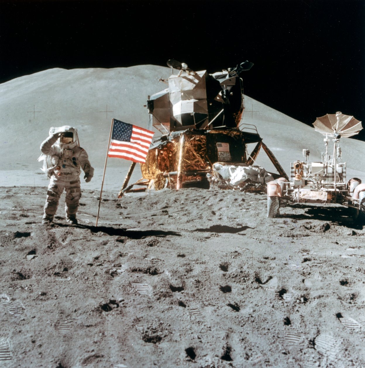 Astronaut James Irwin 1930-1991 ger en salut på månen, 1971. av NASA Images