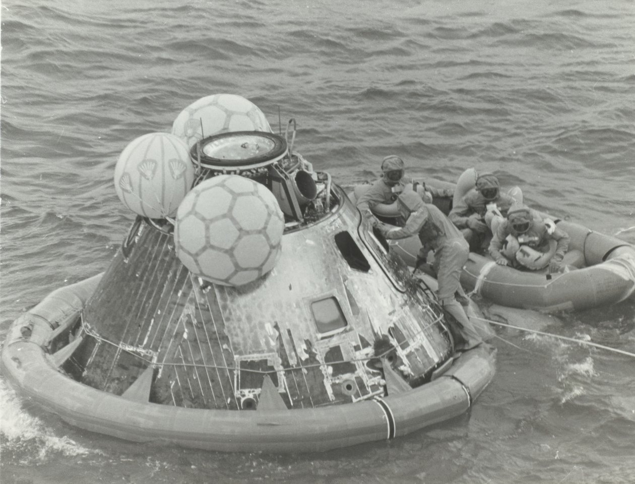 [Astronauter i livbåt efter Apollo 11 Splashdown], 1969. av NASA Images