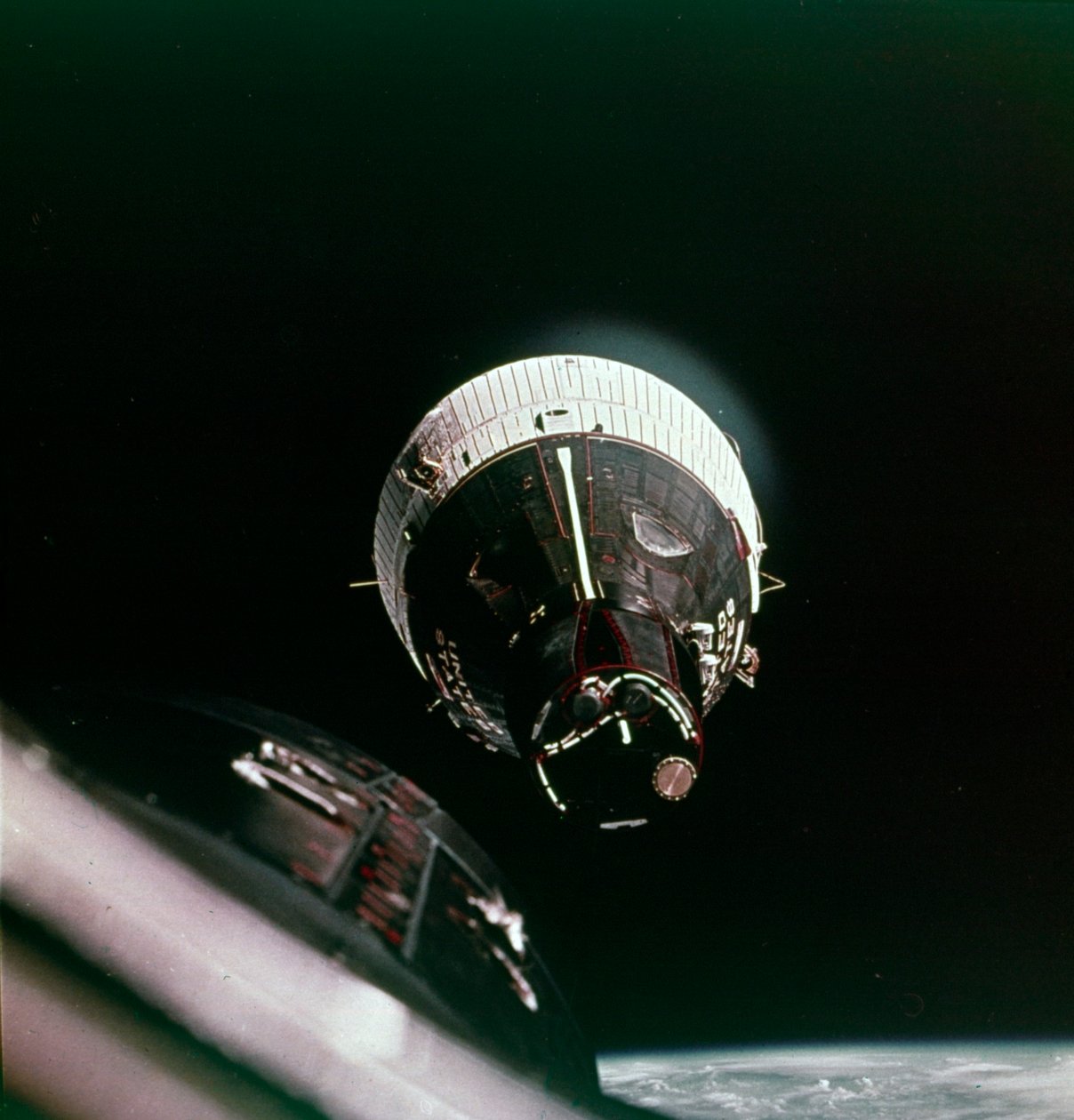 Första mötet i rymden, 15 december 1965. av NASA Images