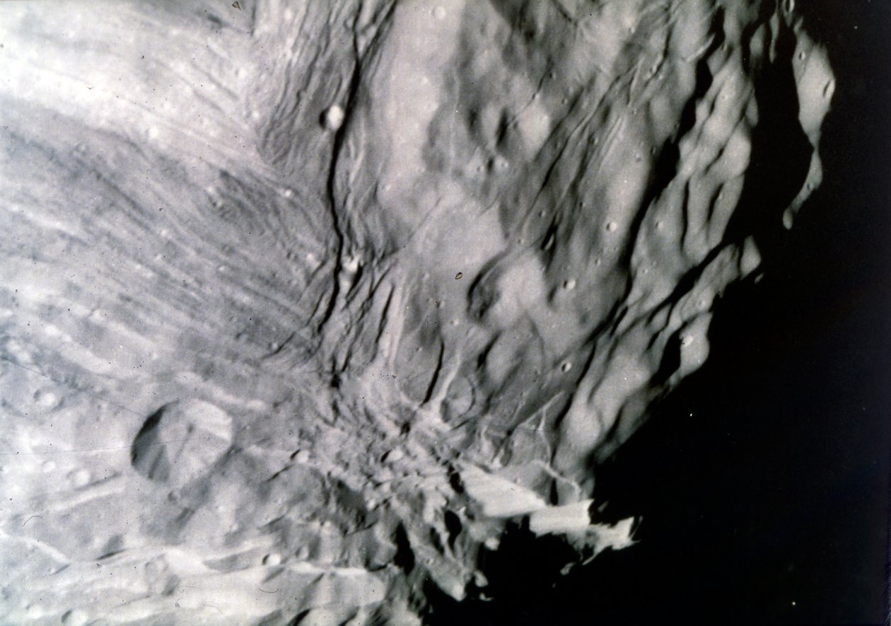 Miranda, en av Uranus månar, sett från Voyager 2, 24 januari 1986. av NASA Images