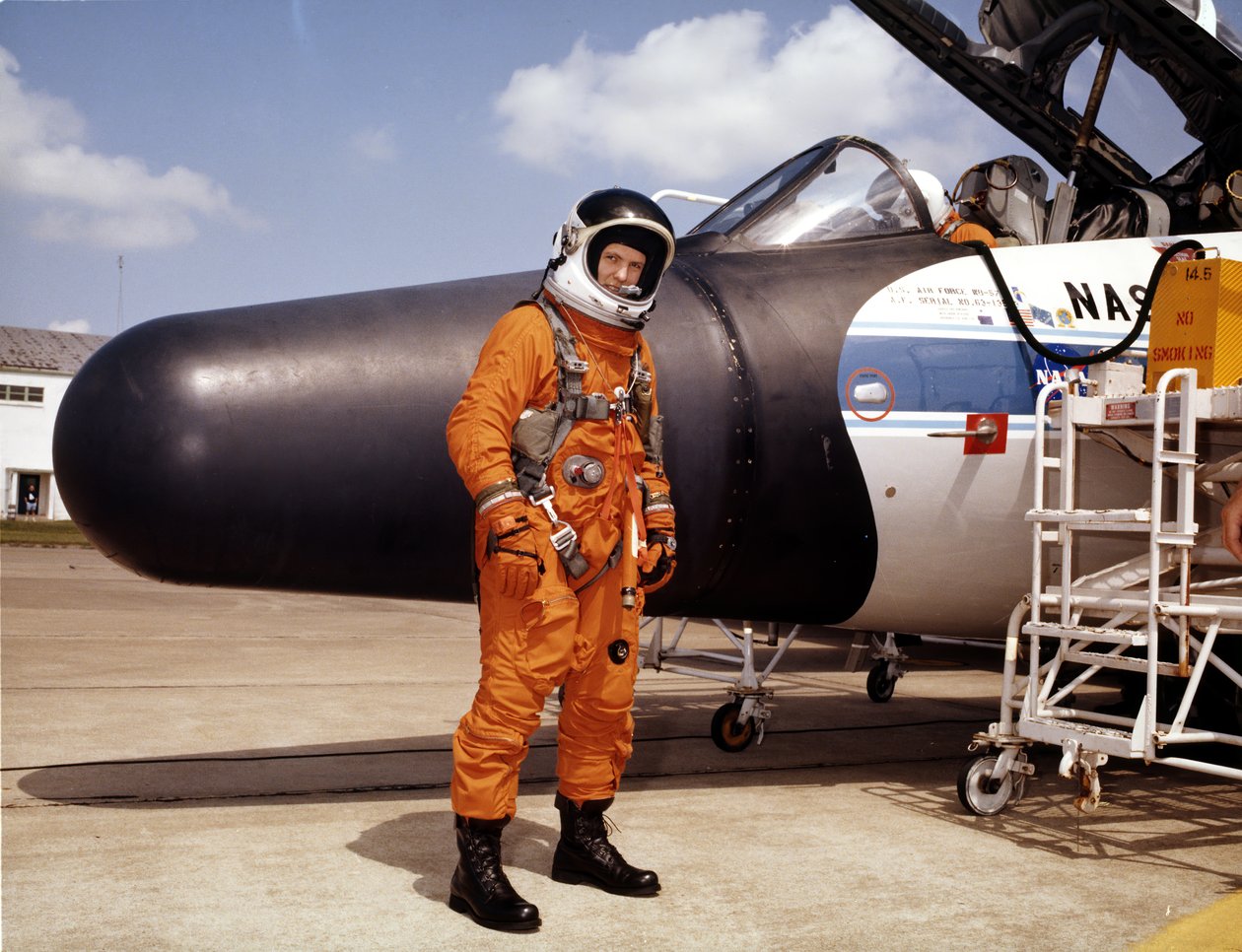 NASA-astronaut med experimentflygplan, 1979. av NASA Images
