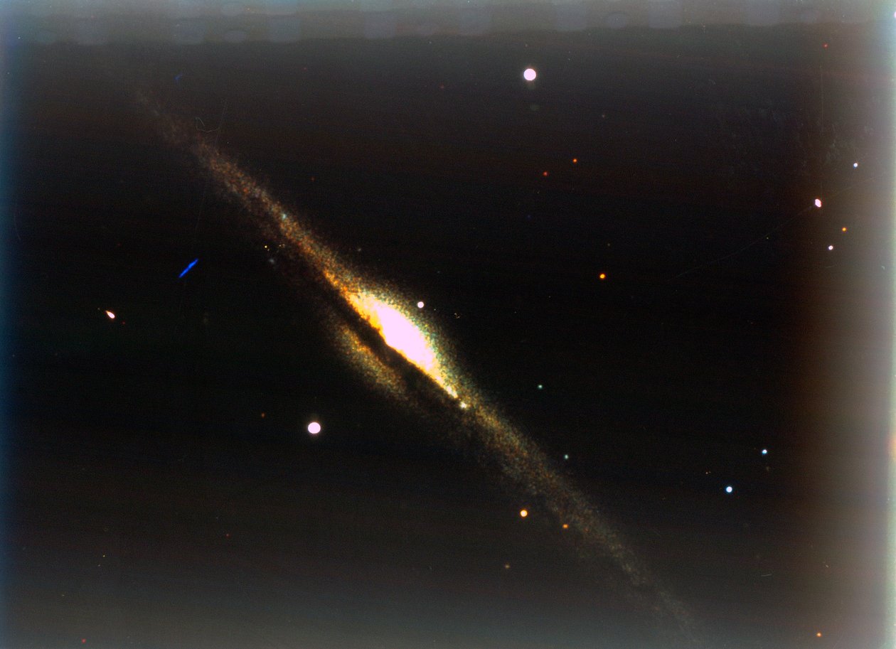 Nålgalaxen i Coma Berenices. av NASA Images