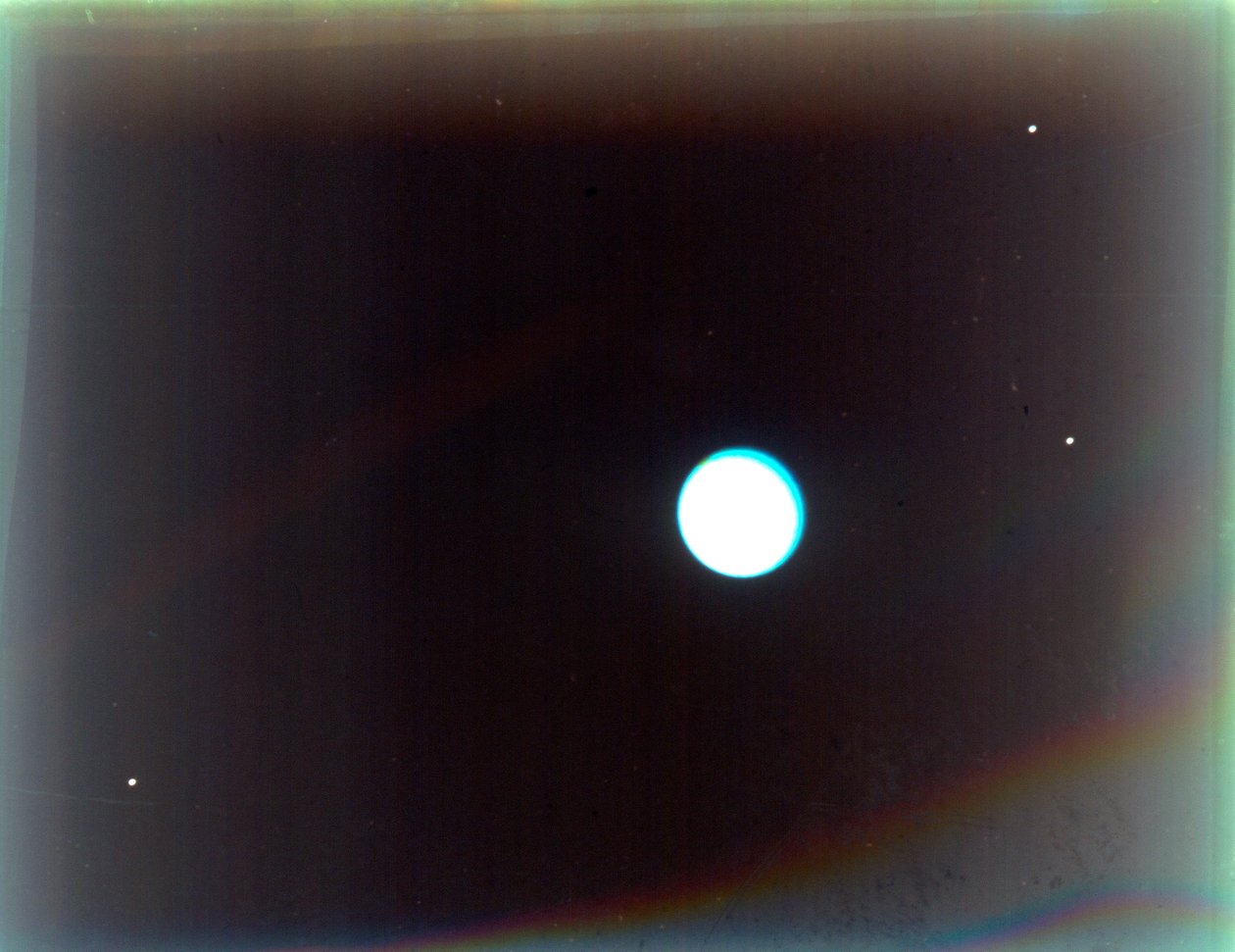 Uranus med satelliterna Miranda, Ariel och Umbriel, från Voyager 2, 24 januari 1986. av NASA Images