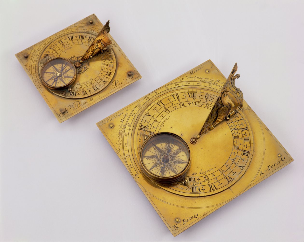 Två rörliga horisontella solur, Paris, ca 1720 (förgylld mässing) av N. Bion