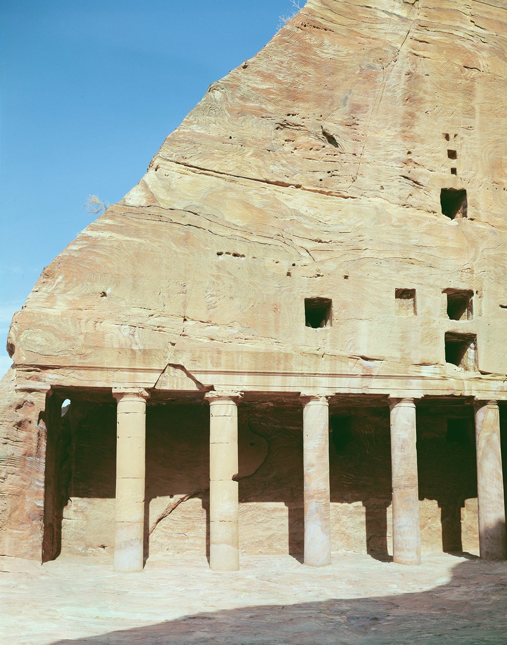 Vy över en sidokolonnad av Nabatean
