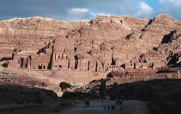 Utsikt över de snidade fasaderna av Nabatean
