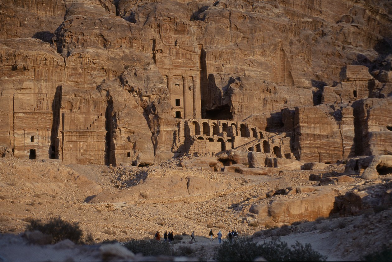 Utsikt över gravarna huggna i klippan av Nabatean