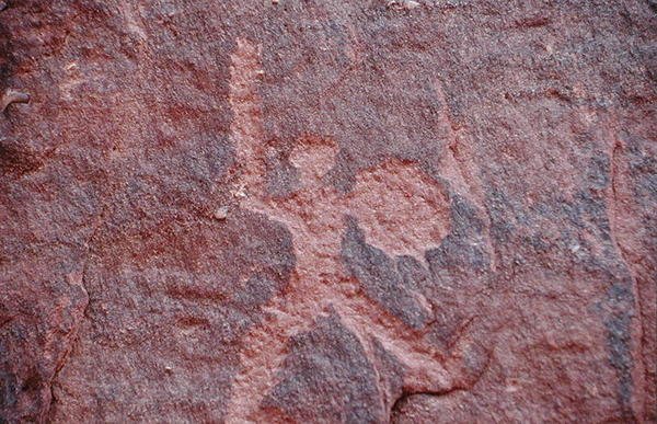 Petroglyph från sidan av en klippa (hällmålning) av Nabatean