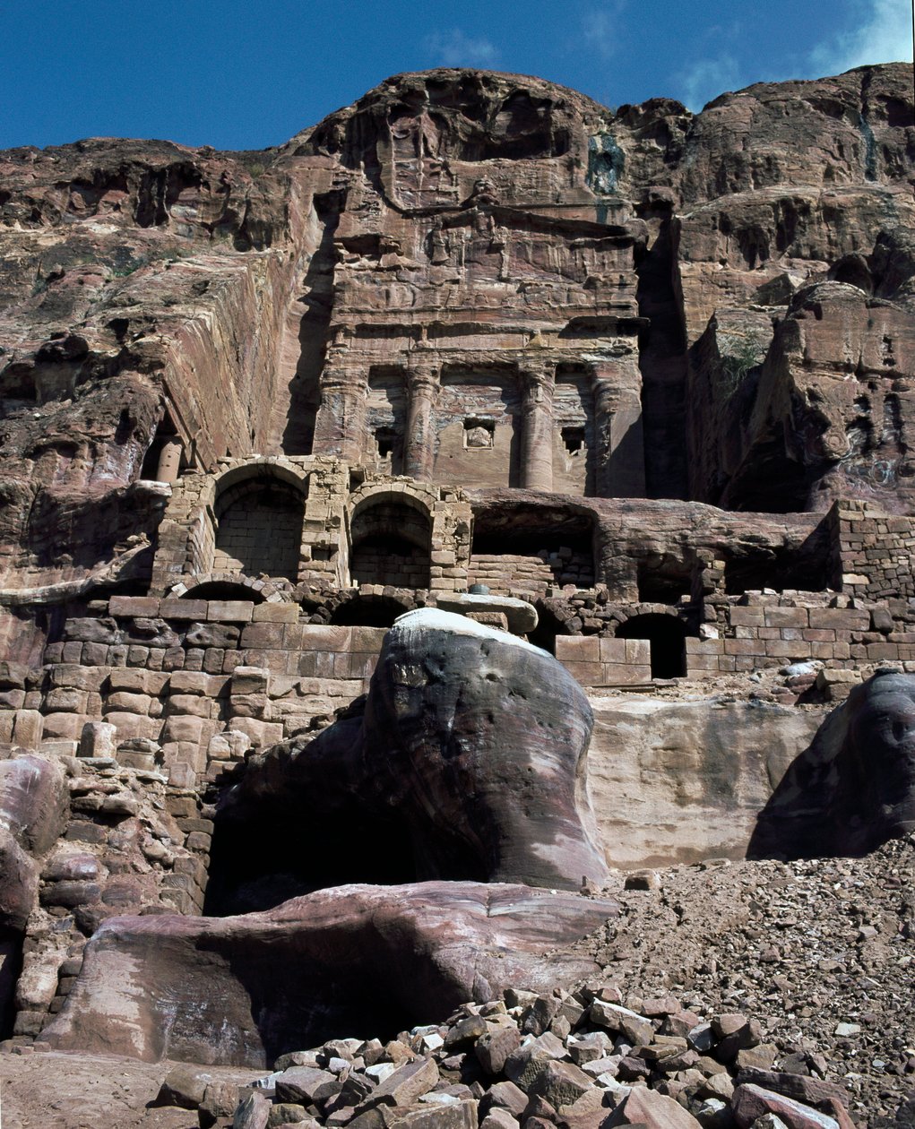 Utsikt över urngraven, 600-talet f.Kr av Nabatean Nabatean