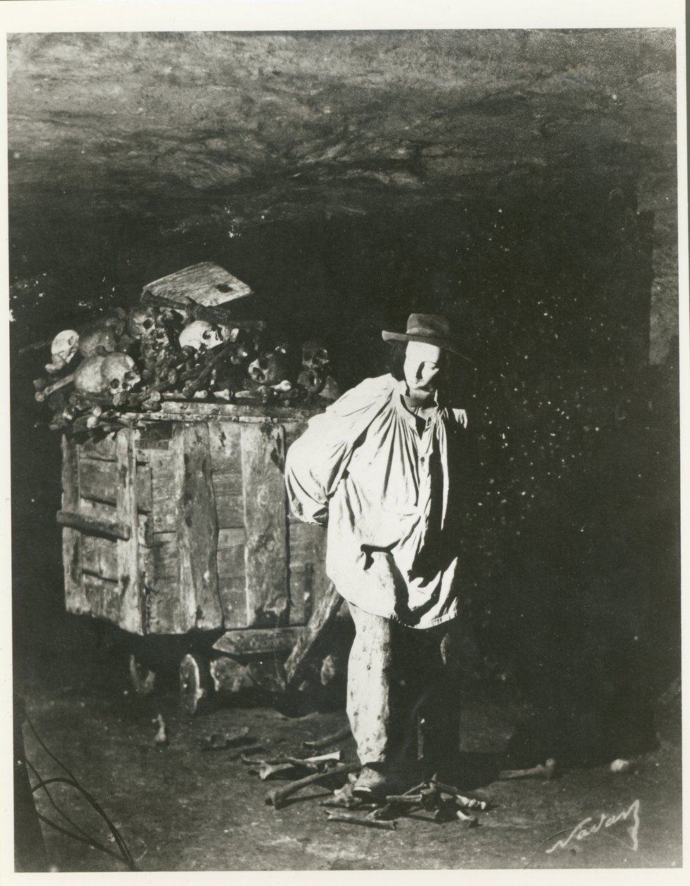 Interiör i katakomberna, Paris, 1861 av Nadar