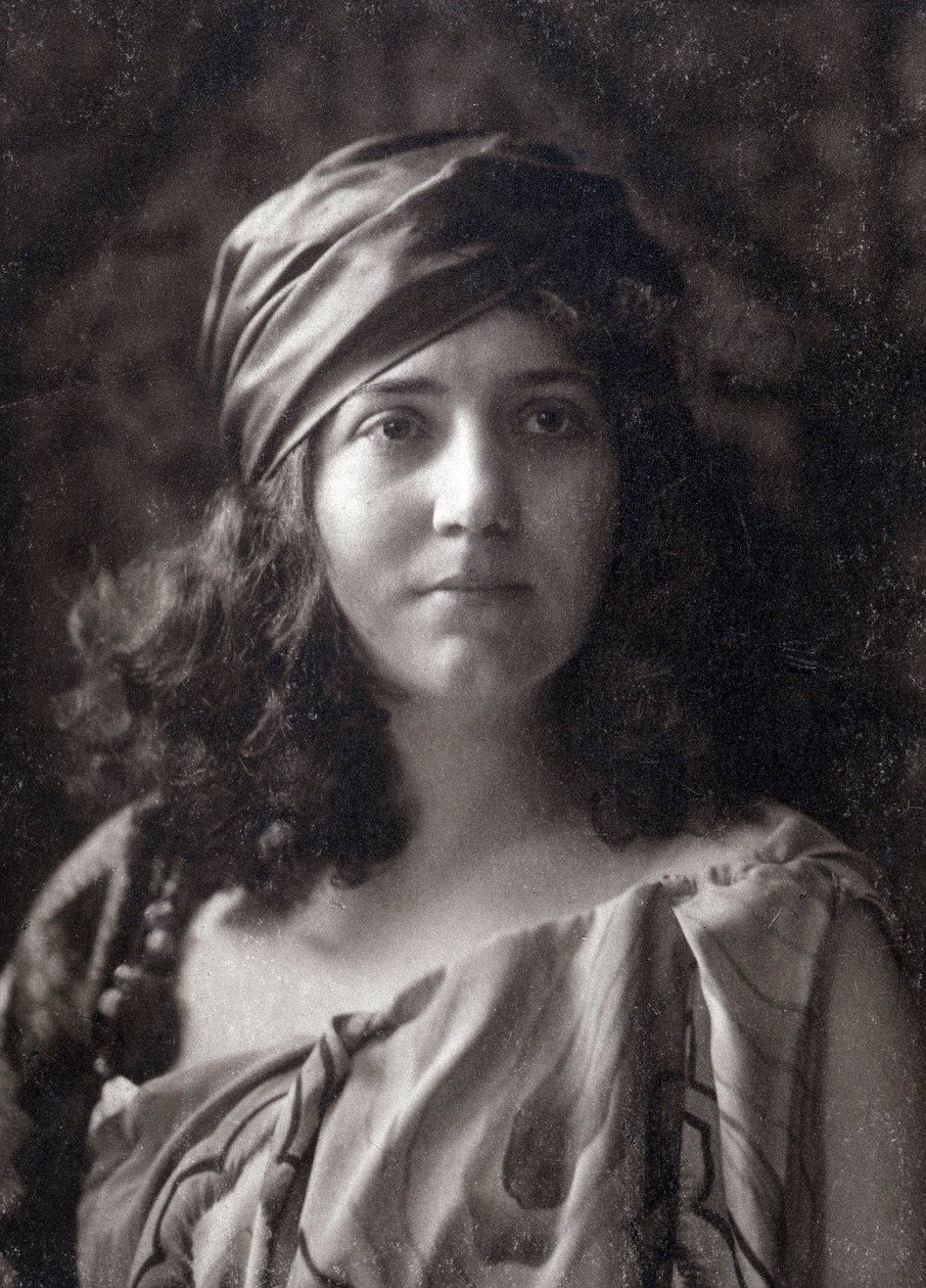 Lea Pirou en turban som håller i hennes hår av Nadar
