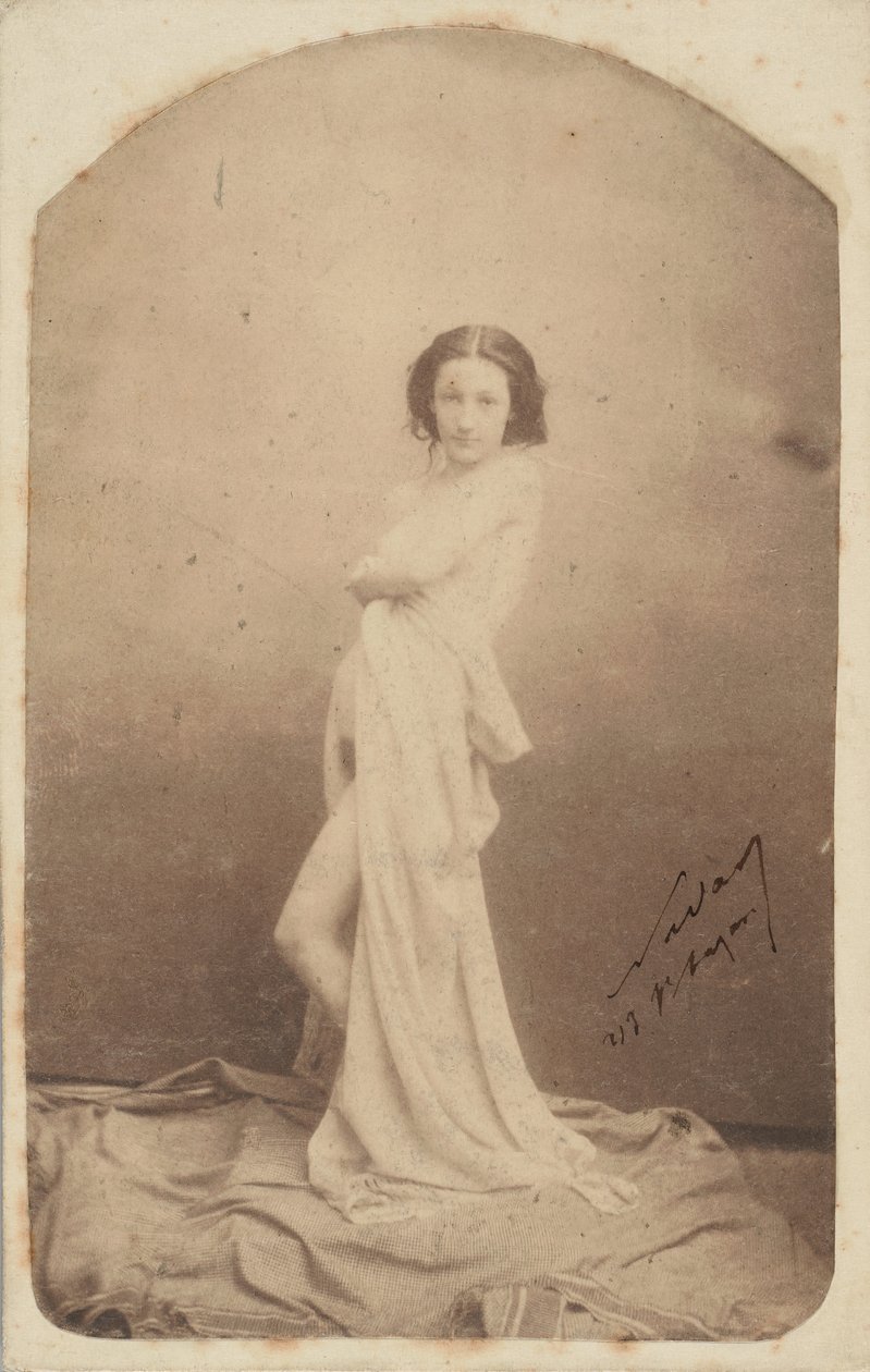[Draperad stående naken], 1856-59. av Nadar