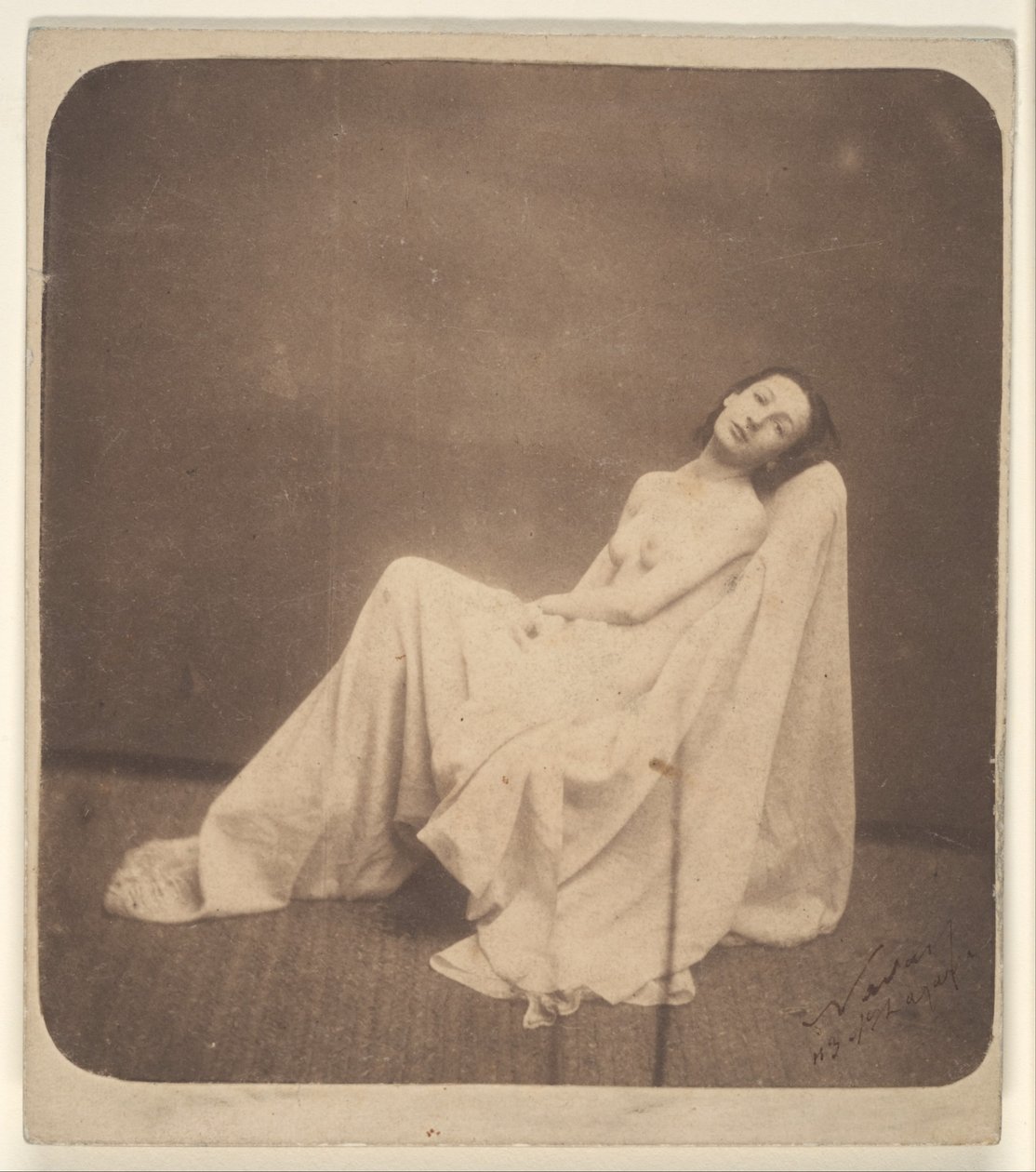 [Sittande modell, delvis draperad] av Nadar