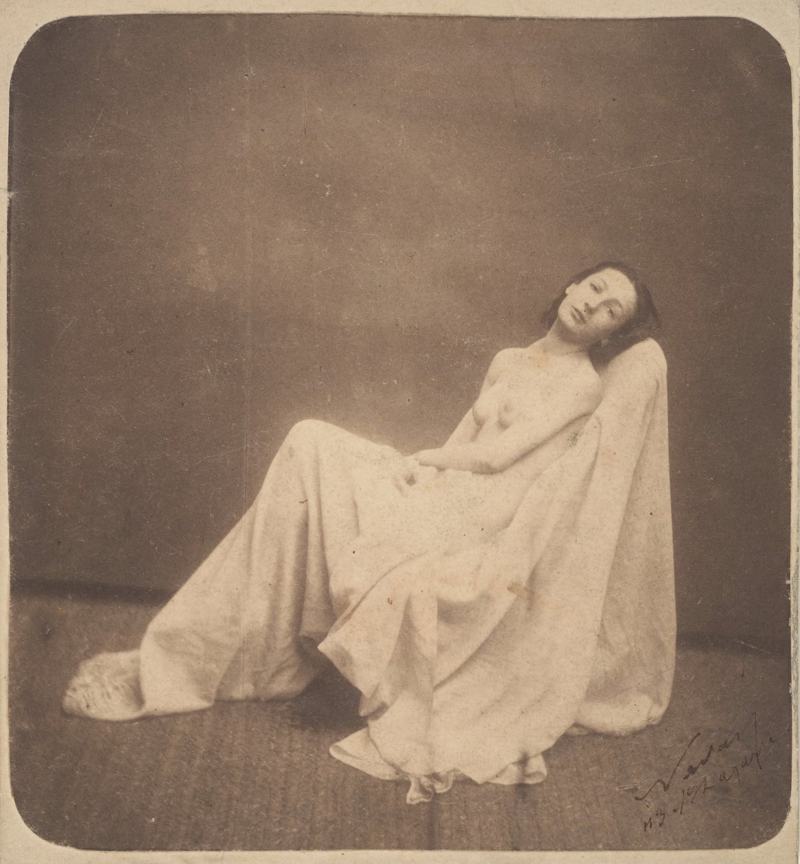 [Sittande modell, delvis draperad], 1856-59. av Nadar