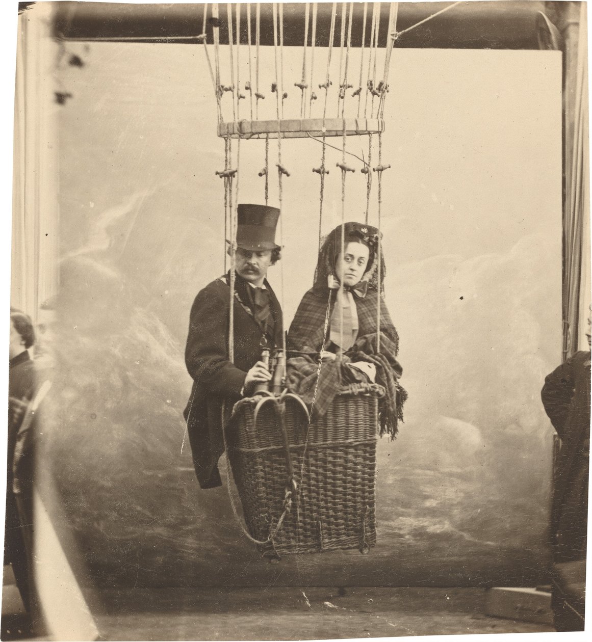 Självporträtt med fru Ernestine i en ballonggondol, ca. 1865, tryckt ca. 1890. av Nadar