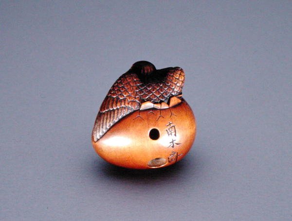 Netsuke, föreställande kråka som kommer ur ett ägg, ca 1840 (trä) (för frontvy se 194417) av Nambokusai Nambokusai