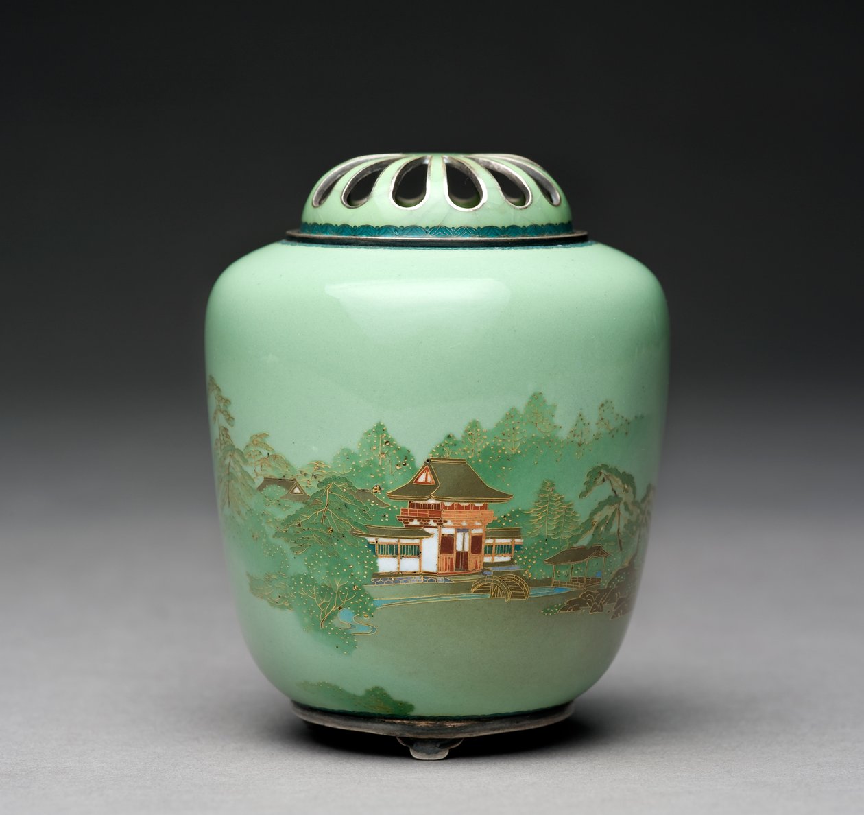 Koro med en ingångsport bland träd, ca 1905 (cloisonne-emalj) av Namikawa Yasuyuki