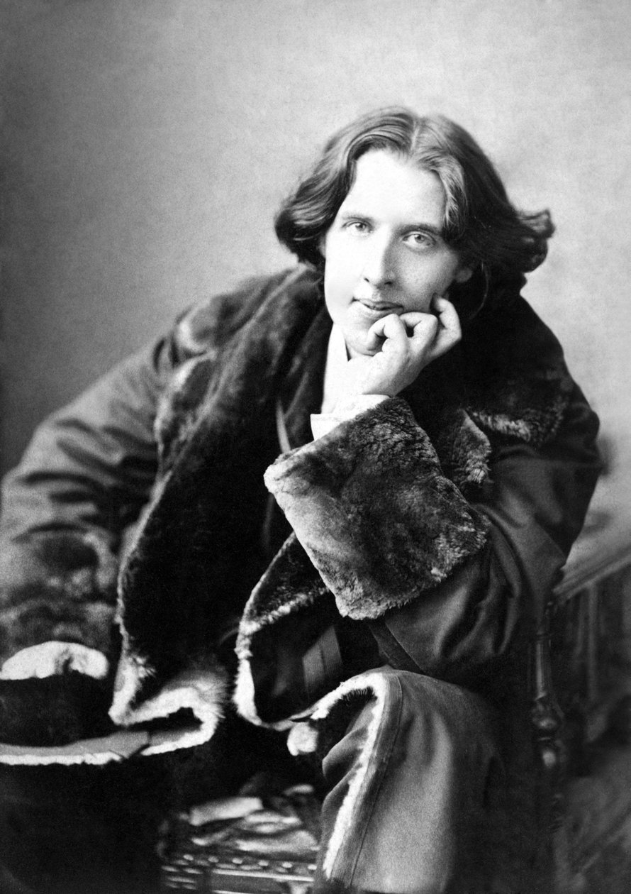Oscar Wilde katika kanzu yake favorite, 1882swed av Napoleon Sarony