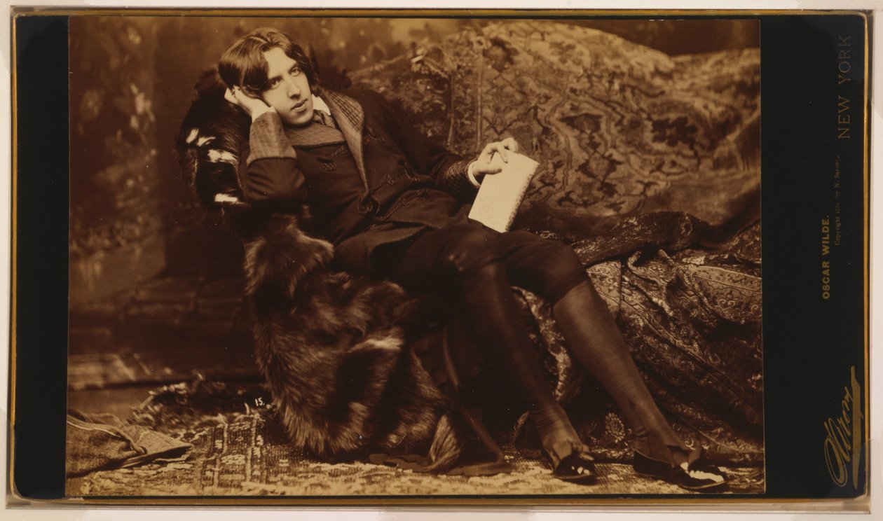Porträtt av Oscar Wilde, ca 1822 (sepiafoto) av Napoleon Sarony