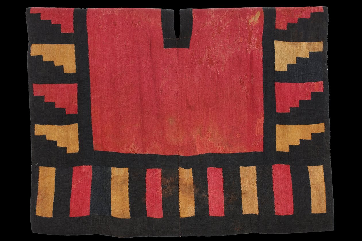 Unku with staggered and linear designs av Nasca Huari style