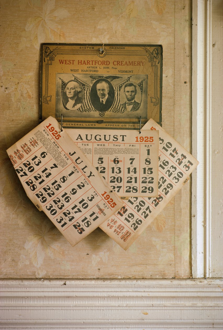 Antik kalender med patriotiskt tema för 1925 som hängde i ett hus i Quechee, Vermont på A... av Nathan Benn