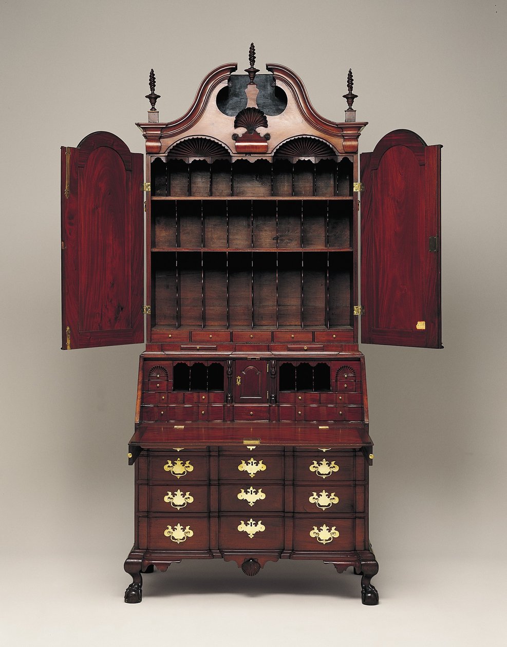 Skrivbord och bokhylla, ca 1770-76 (mahogny, södra gul tall, östlig vit tall, gul poppel & mässing) av Nathaniel Gould