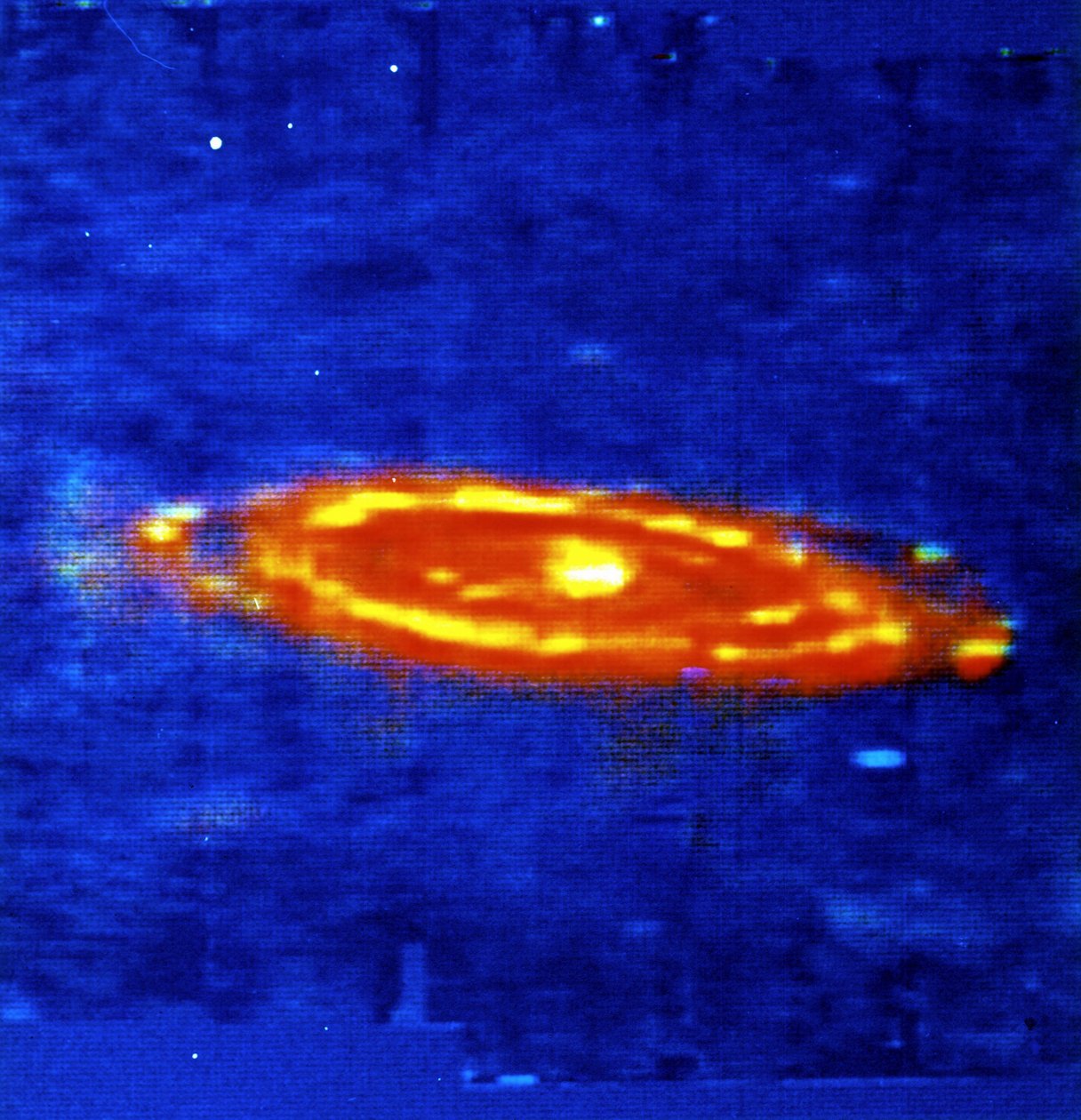 Andromeda Galaxy (M 31) - spiral. Infraröd bild gjord av IRAS (Infrared Astronomical Satellite). Objekt längst bort synligt för blotta ögat. NASA fotografi. av National Aeronautics and Space Administration National Aeronautics and Space Administration